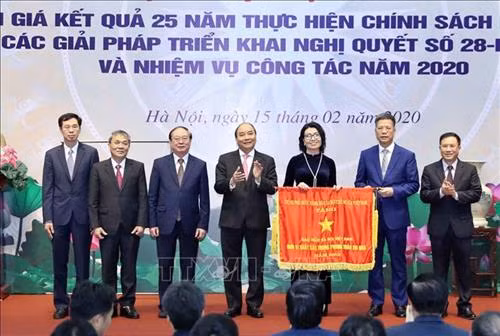 Thủ tướng Nguyễn Xuân Phúc tặng Cờ Thi đua của Chính phủ cho Bảo hiểm xã hội Việt Nam.Ảnh: Thống Nhất – TTXVN