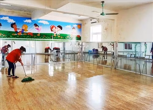 Cán bộ, giáo viên các trường học tại Quảng Bình tích cực dọn dẹp vệ sinh, lau chùi bàn ghế và đồ dùng học tập, đồ dùng cá nhân, đồ chơi cho trẻ trong thời gian học sinh nghỉ học phòng, chống dịch nCoV. Ảnh: Võ Dung -TTXVN