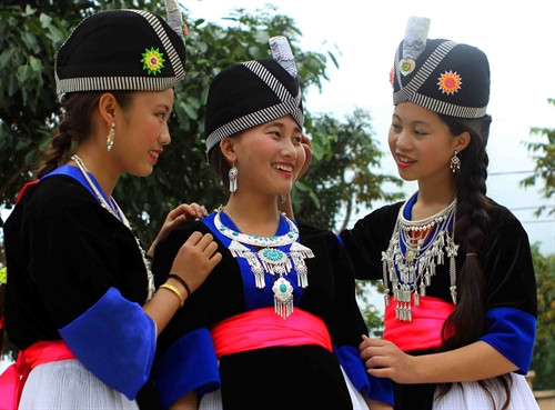 Các thiếu nữ dân tộc Mông diện bộ trang phục đẹp nhất xuống vui ngày hội Tết.