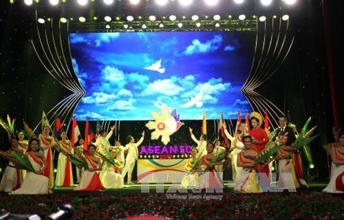 Chương trình nghệ thuật kỷ niệm 50 năm ngày thành lập ASEAN (8/8/1967 – 8/8/2017).Ảnh: Thanh Vũ – TTXVN Chương trình nghệ thuật kỷ niệm 50 năm ngày thành lập ASEAN (8/8/1967 – 8/8/2017).Ảnh: Thanh Vũ – TTXVN