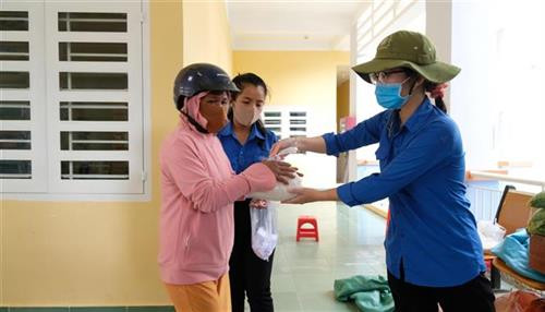 Lực lượng tình nguyện viên trao phần gạo nghĩa tình người dân trên địa bàn huyện miền núi Khánh Vĩnh (Khánh Hoà). Ảnh: Nguyễn Dũng – TTXVN Lực lượng tình nguyện viên trao phần gạo nghĩa tình người dân trên địa bàn huyện miền núi Khánh Vĩnh (Khánh Hoà). Ảnh: Nguyễn Dũng – TTXVN