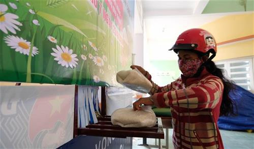 Người dân nhận gạo từ “ATM gạo” tại thị trấn Khánh Vĩnh (huyện Khánh Vĩnh, Khánh Hoà). Ảnh: Nguyễn Dũng – TTXVN Người dân nhận gạo từ “ATM gạo” tại thị trấn Khánh Vĩnh (huyện Khánh Vĩnh, Khánh Hoà). Ảnh: Nguyễn Dũng – TTXVN