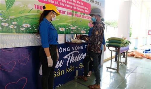 Người dân đến với “ATM gạo” tại thị trấn Khánh Vĩnh (huyện Khánh Vĩnh, Khánh Hoà) . Ảnh: Nguyễn Dũng – TTXVN Người dân đến với “ATM gạo” tại thị trấn Khánh Vĩnh (huyện Khánh Vĩnh, Khánh Hoà) . Ảnh: Nguyễn Dũng – TTXVN