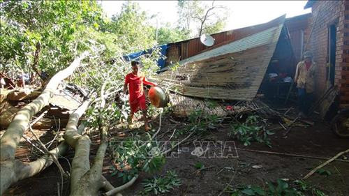 Những nhà dân bị ảnh hưởng sau trận mưa lốc. Ảnh: K GỬIH - TTXVN Những nhà dân bị ảnh hưởng sau trận mưa lốc. Ảnh: K GỬIH - TTXVN