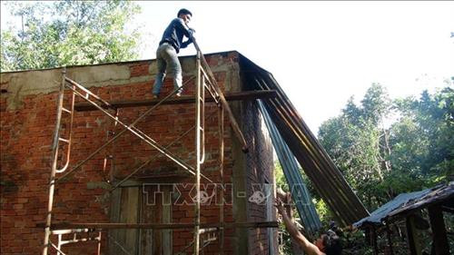 Những nhà dân bị ảnh hưởng sau trận mưa lốc. Ảnh: K GỬIH - TTXVN Những nhà dân bị ảnh hưởng sau trận mưa lốc. Ảnh: K GỬIH - TTXVN