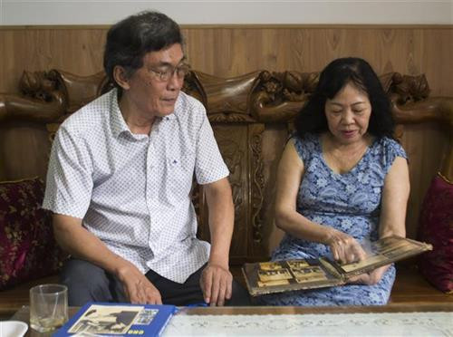 Hai nhà báo, phóng viên chiến trường Hồ Phước Huề và Triệu Thị Thùy ôn lại kỷ niệm những tháng ngày tác nghiệp tại chiến trường. Ảnh: Quốc Dũng - TTXVN Hai nhà báo, phóng viên chiến trường Hồ Phước Huề và Triệu Thị Thùy ôn lại kỷ niệm những tháng ngày tác nghiệp tại chiến trường. Ảnh: Quốc Dũng - TTXVN