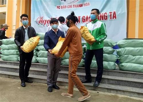 Hỗ trợ gạo cho người dân có hoàn cảnh khó khăn các huyện miền núi và ven biển tỉnh Thanh Hóa. Ảnh: Nguyễn Nam-TTXVN Hỗ trợ gạo cho người dân có hoàn cảnh khó khăn các huyện miền núi và ven biển tỉnh Thanh Hóa. Ảnh: Nguyễn Nam-TTXVN