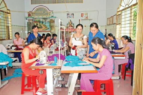 Lao động học nghề và làm việc tại cơ sở may ở Sóc Trăng. Ảnh: baodansinh.vn Lao động học nghề và làm việc tại cơ sở may ở Sóc Trăng. Ảnh: baodansinh.vn