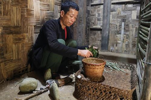 "Cuộc sống của người dân tộc Si La gắn chặt với núi rừng, điều kiện canh tác rất khó khăn nên đồng bào luôn mơ ước về sự no đủ. Đó là lý do ra đời của Lễ mừng cơm mới", Nghệ nhân ưu tú Hù Cố Xuân, Kan Hồ, Mường Tè, Lai Châu nói. Lễ cơm mới diễn ra tại ra đình trưởng họ của mỗi dòng họ. Những người phụ nữ trong gia đình sẽ chuẩn bị các lễ vật. Trưởng họ sẽ chuẩn bị ba viên đá (1 viên đại diện cho thần linh, 1 viên là trưởng họ, 1 viên là khách đến nhà). Gia chủ (trưởng họ) thay mặt dòng họ để làm phần nghi lễ mời tổ tiên, ông bà, cha mẹ và những người đã khuất về hưởng thụ. Lễ cúng thường được làm vào buổi chiều, bởi theo quan niệm của người Si La khi mặt trời lặn ông bà mới có thể về bên con cháu. Những người đại diện cho các gia đình trong dòng họ chuẩn bị lễ vật, hẹn ngày y Hợi, Ngọ, Tỵ, Thân hoặc Thìn để mang lễ vật đi làm lễ. Khi đến nơi, mỗi người sẽ mở những lễ vật bày lên chiếc mâm lớn. Lễ vật là đồ ăn thức uống quen thuộc, được chuẩn bị từ nhiều ngày trước đó. Mỗi gia đình tự đồ cơm bằng gạo mới của nhà mình, gói trong lá chuối, 1 số loại củ như khoai sọ, gừng cùng với 1 con sóc, 1 con cua, 1 con cá đã được chế biến, gói vào lá chuối, hấp chín. Đây là những lễ vật bắt buộc phải có. Thầy cúng đặt cơm và cây lúa chuẩn bị thu hoạch lên ban thờ tổ tiên để kết thúc nghi thức cúng. Sau lễ, gia chủ và con cháu trong nhà bày mâm mời anh em họ hàng, khách khứa trong bản dự bữa cơm mới. Gia đình nào khó khăn, trưởng dòng họ cho đem lễ vật đã cúng về nhà ăn. Các phụ nữ say sưa uống rượu trong bữa cơm. Họ nhảy múa, hát các bài dân ca truyền thống, trò chơi dân gian của dân tộc mình. Các điệu hát và tiếng sáo, tiếng đàn vang lên khắp núi rừng báo hiệu một mùa bội thu, an lành, no ấm. "Cuộc sống của người dân tộc Si La gắn chặt với núi rừng, điều kiện canh tác rất khó khăn nên đồng bào luôn mơ ước về sự no đủ. Đó là lý do ra đời của Lễ mừng cơm mới", Nghệ nhân ưu tú Hù Cố Xuân, Kan Hồ, Mường Tè, Lai Châu nói. Lễ cơm mới diễn ra tại ra đình trưởng họ của mỗi dòng họ. Những người phụ nữ trong gia đình sẽ chuẩn bị các lễ vật. Trưởng họ sẽ chuẩn bị ba viên đá (1 viên đại diện cho thần linh, 1 viên là trưởng họ, 1 viên là khách đến nhà). Gia chủ (trưởng họ) thay mặt dòng họ để làm phần nghi lễ mời tổ tiên, ông bà, cha mẹ và những người đã khuất về hưởng thụ. Lễ cúng thường được làm vào buổi chiều, bởi theo quan niệm của người Si La khi mặt trời lặn ông bà mới có thể về bên con cháu. Những người đại diện cho các gia đình trong dòng họ chuẩn bị lễ vật, hẹn ngày y Hợi, Ngọ, Tỵ, Thân hoặc Thìn để mang lễ vật đi làm lễ. Khi đến nơi, mỗi người sẽ mở những lễ vật bày lên chiếc mâm lớn. Lễ vật là đồ ăn thức uống quen thuộc, được chuẩn bị từ nhiều ngày trước đó. Mỗi gia đình tự đồ cơm bằng gạo mới của nhà mình, gói trong lá chuối, 1 số loại củ như khoai sọ, gừng cùng với 1 con sóc, 1 con cua, 1 con cá đã được chế biến, gói vào lá chuối, hấp chín. Đây là những lễ vật bắt buộc phải có. Thầy cúng đặt cơm và cây lúa chuẩn bị thu hoạch lên ban thờ tổ tiên để kết thúc nghi thức cúng. Sau lễ, gia chủ và con cháu trong nhà bày mâm mời anh em họ hàng, khách khứa trong bản dự bữa cơm mới. Gia đình nào khó khăn, trưởng dòng họ cho đem lễ vật đã cúng về nhà ăn. Các phụ nữ say sưa uống rượu trong bữa cơm. Họ nhảy múa, hát các bài dân ca truyền thống, trò chơi dân gian của dân tộc mình. Các điệu hát và tiếng sáo, tiếng đàn vang lên khắp núi rừng báo hiệu một mùa bội thu, an lành, no ấm.