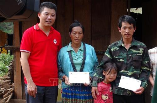 Hội Chữ thập đỏ tỉnh Sơn La trao tiền hỗ trợ khắc phục thiên tai cho các hộ gia đình tại bản Pú Hao, xã Mường Lạn (huyện Sốp Cộp). Ảnh: Diệp Anh – TTXVN Hội Chữ thập đỏ tỉnh Sơn La trao tiền hỗ trợ khắc phục thiên tai cho các hộ gia đình tại bản Pú Hao, xã Mường Lạn (huyện Sốp Cộp). Ảnh: Diệp Anh – TTXVN