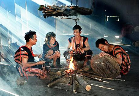 Hát kể sử thi của đồng bào dân tộc thiểu số ở Tây Nguyên Hát kể sử thi của đồng bào dân tộc thiểu số ở Tây Nguyên