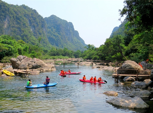Khách du lịch chèo thuyền trên suối nước Moọc. Khách du lịch chèo thuyền trên suối nước Moọc.