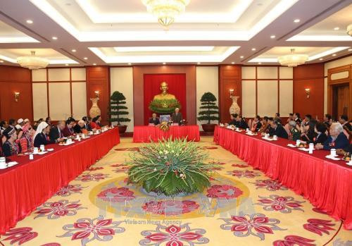 Tổng Bí thư Nguyễn Phú Trọng nói chuyện với các đại biểu người có uy tín, nhân sĩ trí thức, doanh nhân dân tộc thiểu số tiêu biểu toàn quốc. Ảnh: Trí Dũng-TTXVN