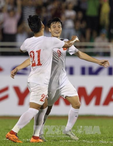 Niềm vui ghi bàn thắng cho đội nhà của tiền đạo Văn Toàn (phải). Ảnh: Quang Nhựt - TTXVN. Niềm vui ghi bàn thắng cho đội nhà của tiền đạo Văn Toàn (phải). Ảnh: Quang Nhựt - TTXVN.