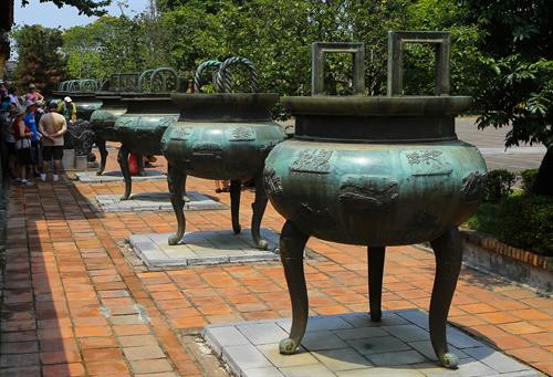 Bộ Cửu đỉnh đặt trước sân Thế Miếu trong Hoàng thành Huế. Đây là công trình nghệ thuật có giá trị rất lớn trong Hoàng Thành Huế Cả 9 chiếc đỉnh đều được đúc tại Huế vào cuối năm 1835, hoàn thành vào đầu năm 1837