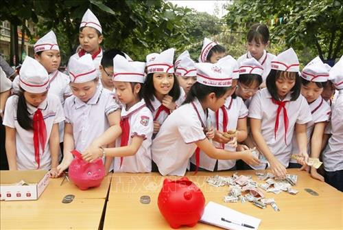 Ngày hội mổ lợn nhựa của học sinh trường Tiểu học Gia Cẩm, thành phố Việt Trì, tỉnh Phú Thọ. Ảnh: Trung Kiên – TTXVN Ngày hội mổ lợn nhựa của học sinh trường Tiểu học Gia Cẩm, thành phố Việt Trì, tỉnh Phú Thọ. Ảnh: Trung Kiên – TTXVN