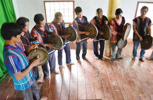 Đội chiêng của Xê đăng của buôn H’ring tập luyện tại nhà truyền thống. Ảnh: Tuấn Anh - TTXVN Đội chiêng của Xê đăng của buôn H’ring tập luyện tại nhà truyền thống. Ảnh: Tuấn Anh - TTXVN