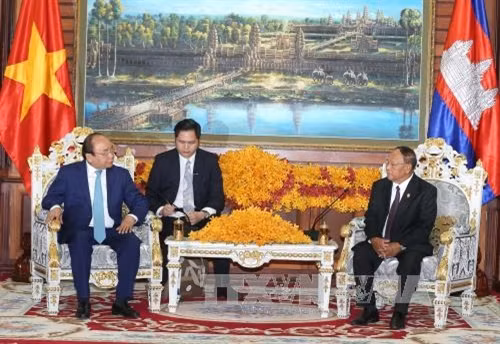 Tiếp tục chuyến thăm chính thức Vương quốc Campuchia, chiều 25/4, tại Thủ đô Phnom Penh, Thủ tướng Nguyễn Xuân Phúc hội kiến Chủ tịch Quốc hội Campuchia Samdech Akka Moha Ponhea Chakrei Heng Samrin. Ảnh: Thống Nhất-TTXVN