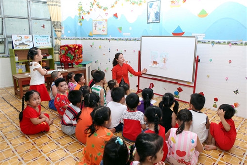 Giáo viên sử dụng giáo cụ trực quan vào giảng dạy cho trẻ 5 tuổi tại trường Mầm non Tuổi Thơ, thành phố Bạc Liêu. Giáo viên sử dụng giáo cụ trực quan vào giảng dạy cho trẻ 5 tuổi tại trường Mầm non Tuổi Thơ, thành phố Bạc Liêu.