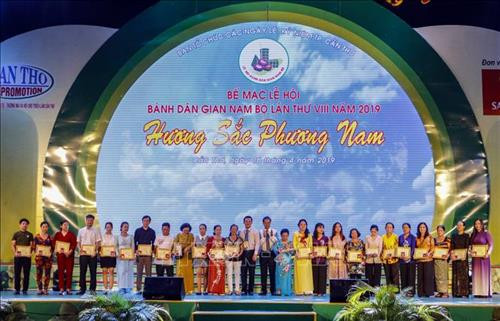 Các nghệ nhân đoạt huy chương Bạc cuộc thi làm bánh dân gian tại lễ hội. Ảnh: Thanh Liêm - TTXVN