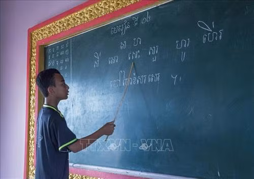 Học đánh vần tiếng Khmer. Ảnh: Hồng Đạt – TTXVN