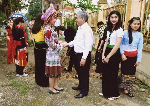 Bộ trưởng, Chủ nhiệm Ủy ban Dân tộc Đỗ Văn Chiến gặp gỡ, động viên các em học sinh là đồng bào dân tộc thiểu số cố gắng học tập tốt. Bộ trưởng, Chủ nhiệm Ủy ban Dân tộc Đỗ Văn Chiến gặp gỡ, động viên các em học sinh là đồng bào dân tộc thiểu số cố gắng học tập tốt.
