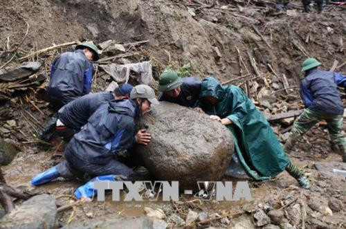 Lực lượng chức năng cùng Bộ đội Biên Phòng, Đoàn Kinh tế Quốc phòng 356 đang khẩn trương tìm kiếm người bị mất tích trong vụ sạt lở tại xã Vàng Ma Chải. Ảnh: Quý Trung - TTXVN