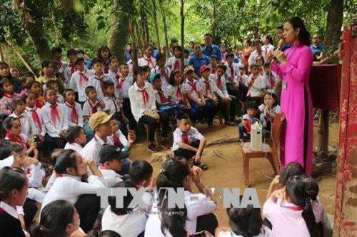 Các em thiếu nhi tham quan Khu di tích Kim Liên. Ảnh: Nguyễn Oanh-TTXVN. Các em thiếu nhi tham quan Khu di tích Kim Liên. Ảnh: Nguyễn Oanh-TTXVN.