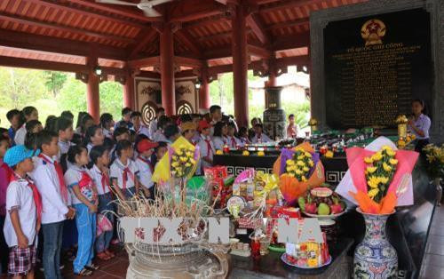 200 thiếu nhi dân tộc thiểu số thăm Khu di tích Truông Bồn. Ảnh: Nguyễn Oanh-TTXVN. 200 thiếu nhi dân tộc thiểu số thăm Khu di tích Truông Bồn. Ảnh: Nguyễn Oanh-TTXVN.