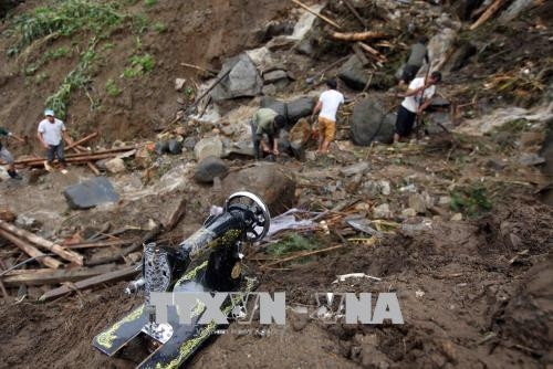 Chiếc máy khâu của người dân còn sót lại tại hiện trường vụ sạt lở được các lực lượng chức năng tìn thấy tại bản Nhóm 1 xã Vàng Ma Chải. Ảnh: Quý Trung - TTXVN