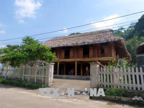 Ngôi nhà sàn bằng bê tông, sơn giả gỗ của gia đình chị Hoàng Thị Yến, thôn Tân Lập, xã Tân Trào, huyện Sơn Dương (Tuyên Quang). Ảnh: Quang Đán – TTXVN Ngôi nhà sàn bằng bê tông, sơn giả gỗ của gia đình chị Hoàng Thị Yến, thôn Tân Lập, xã Tân Trào, huyện Sơn Dương (Tuyên Quang). Ảnh: Quang Đán – TTXVN