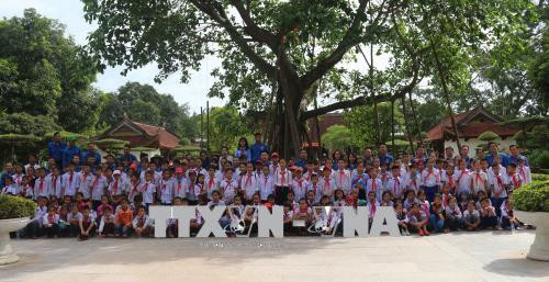 Các em thiếu nhi chụp ảnh lưu niệm tại Khu di tích Kim Liên. Ảnh: Nguyễn Oanh-TTXVN. Các em thiếu nhi chụp ảnh lưu niệm tại Khu di tích Kim Liên. Ảnh: Nguyễn Oanh-TTXVN.