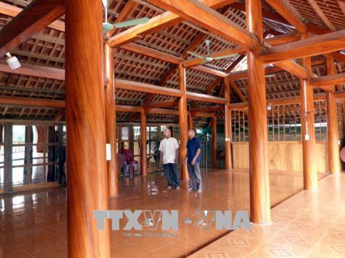 Bên trong ngôi nhà sàn bằng bê tông, sơn giả gỗ của gia đình ông Bế Văn Hai, thôn Tân lập, xã Tân Trào, huyện Sơn Dương. Ảnh Quang Đán – TTXVN Bên trong ngôi nhà sàn bằng bê tông, sơn giả gỗ của gia đình ông Bế Văn Hai, thôn Tân lập, xã Tân Trào, huyện Sơn Dương. Ảnh Quang Đán – TTXVN