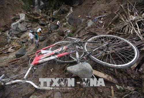 Chiếc xe đạp còn sót lại tại hiện trường vụ sạt lở đất được các lực lượng chức năng tìn thấy tại bản Nhóm 1xã Vàng Ma Chải. Ảnh: Quý Trung - TTXVN