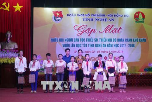 Tuyên dương 200 thiếu nhi dân tộc thiểu số và thiếu nhi có hoàn cảnh khó khăn học giỏi tỉnh Nghệ An năm học 2017- 2018. Ảnh: Nguyễn Oanh-TTXVN Tuyên dương 200 thiếu nhi dân tộc thiểu số và thiếu nhi có hoàn cảnh khó khăn học giỏi tỉnh Nghệ An năm học 2017- 2018. Ảnh: Nguyễn Oanh-TTXVN