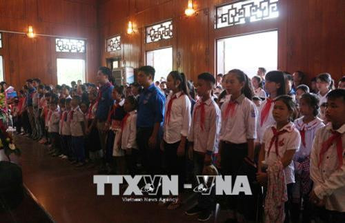 Các em thiếu nhi dâng hương tại Khu di tích Kim Liên. Ảnh: Nguyễn Oanh-TTXVN. Các em thiếu nhi dâng hương tại Khu di tích Kim Liên. Ảnh: Nguyễn Oanh-TTXVN.