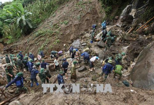 Lực lượng chức năng, Bộ đội Biên Phòng, Đoàn Kinh tế Quốc phòng 356 đang khẩn trương tìm kiếm người bị mất tích do sạt lở tại xã Vàng Ma Chải. Ảnh: Quý Trung - TTXVN