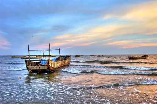 Bãi biển Trà Cổ hút hồn du khách. Ảnh: halongtourism.com.vn