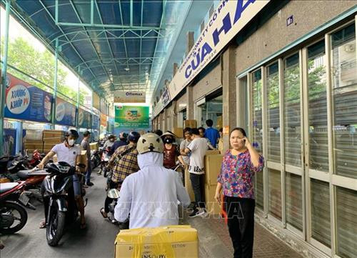Chợ thuốc Tô Hiến Thành (Quận 10) thu hút đông đảo người dân đến mua khẩu trang y tế và dung dịch rửa tay sát khuẩn. Ảnh: Đinh Hằng - TTXVN Chợ thuốc Tô Hiến Thành (Quận 10) thu hút đông đảo người dân đến mua khẩu trang y tế và dung dịch rửa tay sát khuẩn. Ảnh: Đinh Hằng - TTXVN