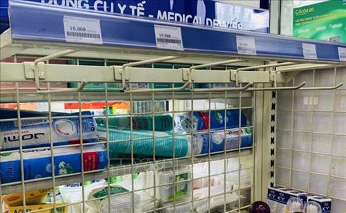 Kệ hàng khẩu trang y tế tại một cửa hàng tiện lợi trống trơn. Ảnh: Đinh Hằng - TTXVN Kệ hàng khẩu trang y tế tại một cửa hàng tiện lợi trống trơn. Ảnh: Đinh Hằng - TTXVN