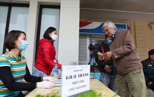 Người dân Thủ đô nhận khẩu trang y tế miễn phí để phòng chống dịch viêm phổi cấp do chủng mới của Virus Corona (nCoV). Ảnh: Thành Đạt - TTXVN Người dân Thủ đô nhận khẩu trang y tế miễn phí để phòng chống dịch viêm phổi cấp do chủng mới của Virus Corona (nCoV). Ảnh: Thành Đạt - TTXVN