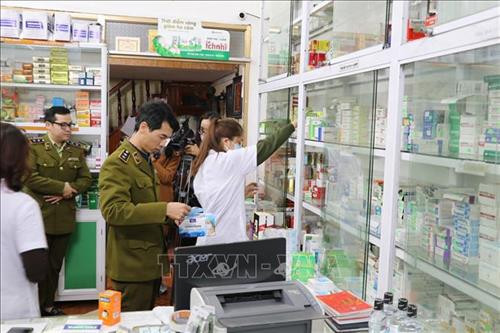 Lực lượng Quản lý thị trường kiểm tra một cửa hàng kinh doanh thuốc tân dược. Ảnh: Đức Phương - TTXVN Lực lượng Quản lý thị trường kiểm tra một cửa hàng kinh doanh thuốc tân dược. Ảnh: Đức Phương - TTXVN