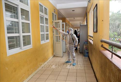 Phun thuốc khử trùng tại Trường Tiểu học Tân Định, quận Hoàng Mai (Hà Nội). Ảnh: Danh Lam – TTXVN