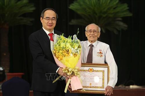 Bí thư Thành ủy Thành phố Hồ Chí Minh Nguyễn Thiện Nhân trao huy hiệu 75 tuổi Đảng cho đồng chí Nguyễn Xuân Mạnh sinh hoạt tại Phường 14, Quận 3. Ảnh: Thanh Vũ - TTXVN Bí thư Thành ủy Thành phố Hồ Chí Minh Nguyễn Thiện Nhân trao huy hiệu 75 tuổi Đảng cho đồng chí Nguyễn Xuân Mạnh sinh hoạt tại Phường 14, Quận 3. Ảnh: Thanh Vũ - TTXVN