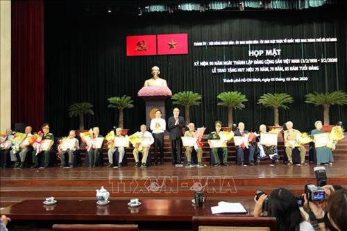 Bí thư Thành ủy Thành phố Hồ Chí Minh Nguyễn Thiện Nhân cùng các đồng chí lão thành cách mạng nhận huy hiệu 70 tuổi Đảng. Ảnh: Thanh Vũ - TTXVN Bí thư Thành ủy Thành phố Hồ Chí Minh Nguyễn Thiện Nhân cùng các đồng chí lão thành cách mạng nhận huy hiệu 70 tuổi Đảng. Ảnh: Thanh Vũ - TTXVN