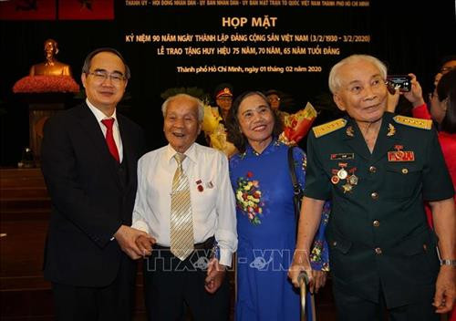 Bí thư Thành ủy Thành phố Hồ Chí Minh Nguyễn Thiện Nhân cùng các đồng chí lão thành cách mạng nhận huy hiệu Đảng đợt 3/2/2020. Ảnh: Thanh Vũ - TTXVN Bí thư Thành ủy Thành phố Hồ Chí Minh Nguyễn Thiện Nhân cùng các đồng chí lão thành cách mạng nhận huy hiệu Đảng đợt 3/2/2020. Ảnh: Thanh Vũ - TTXVN