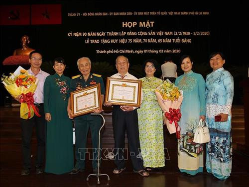 Lãnh đạo Thành phố Hồ Chí Minh cùng các đồng chí lão thành cách mạng nhận huy hiệu Đảng đợt 3/2/2020. Ảnh: Thanh Vũ - TTXVN Lãnh đạo Thành phố Hồ Chí Minh cùng các đồng chí lão thành cách mạng nhận huy hiệu Đảng đợt 3/2/2020. Ảnh: Thanh Vũ - TTXVN