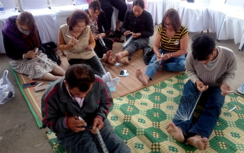 Ngư dân tranh tài thi đan lưới tại lễ hội Cầu ngư. Ngư dân tranh tài thi đan lưới tại lễ hội Cầu ngư.