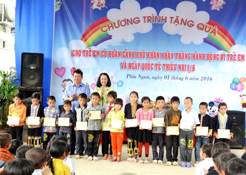 Đồng chí Trương Thị Mai trao tặng 50 suất học bổng cho học sinh nghèo vượt khó của Trường tiểu học Phìn Ngan, huyện Bát Xát, Lào Cai. Ảnh Hương Thu – TTXVN