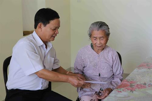 Ông Lê Thân, Bí thư Thị uỷ Điện Bàn thăm hỏi tặng quà cho mẹ VNAH Nguyễn Thị Bốn nhân dịp kỷ niệm 70 năm Ngày Thương binh - Liệt sĩ trong ngôi nhà mới vừa được hoàn thành từ nguồn hỗ trợ xây nhà cho người có công tại huyện Điện Bàn (Quảng Nam). Ảnh: Trần Lê Lâm - TTXVN Ông Lê Thân, Bí thư Thị uỷ Điện Bàn thăm hỏi tặng quà cho mẹ VNAH Nguyễn Thị Bốn nhân dịp kỷ niệm 70 năm Ngày Thương binh - Liệt sĩ trong ngôi nhà mới vừa được hoàn thành từ nguồn hỗ trợ xây nhà cho người có công tại huyện Điện Bàn (Quảng Nam). Ảnh: Trần Lê Lâm - TTXVN